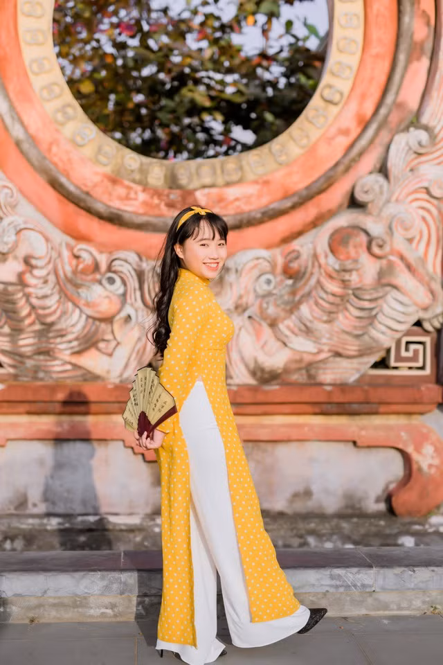 Check-in tại các điểm tham quan như Tam quan chùa Bà Mụ, Chùa Cầu… Dù đứng ở bất cứ góc nào bạn cũng sẽ có một bức hình “chất lừ”