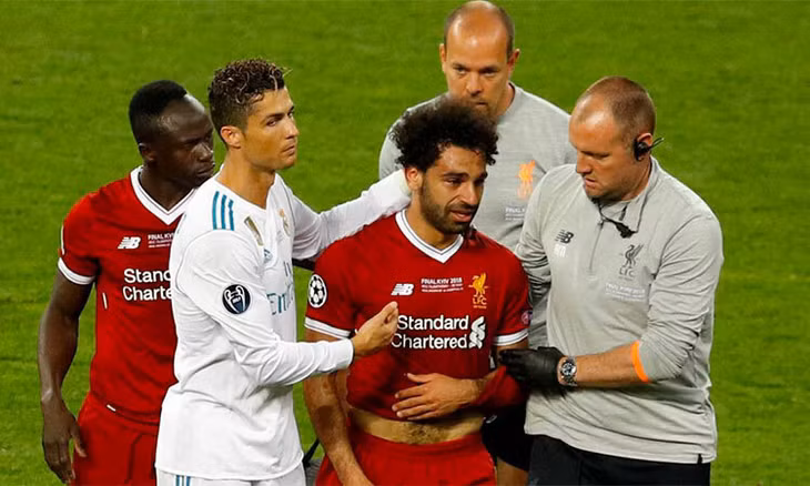 Ronaldo an ủi khi Salah rời sân vì bị gãy tay ở chung kết Champions League 2018. Ảnh: AFP.