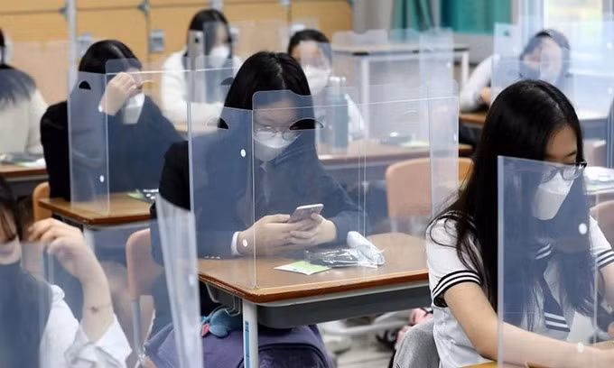 Học sinh trong lớp tại một trường trung học cơ sở ở Seoul, Hàn Quốc hôm 20/5. Ảnh: Reuters.