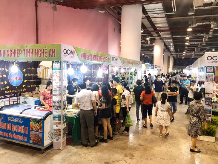 Cùng với đó, các gian hàng nước ngoài và gian hàng giới thiệu sản phẩm của các địa phuong khác thu hút đc đông lượng khách tới tham quan, mua sắm
