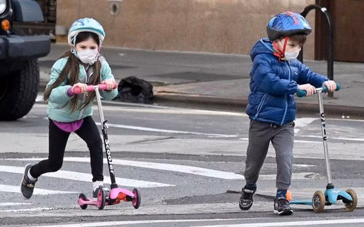 Trẻ em đeo khẩu trang phòng chống Covid-19 ở thành phố New York, Mỹ. Ảnh: AFP.