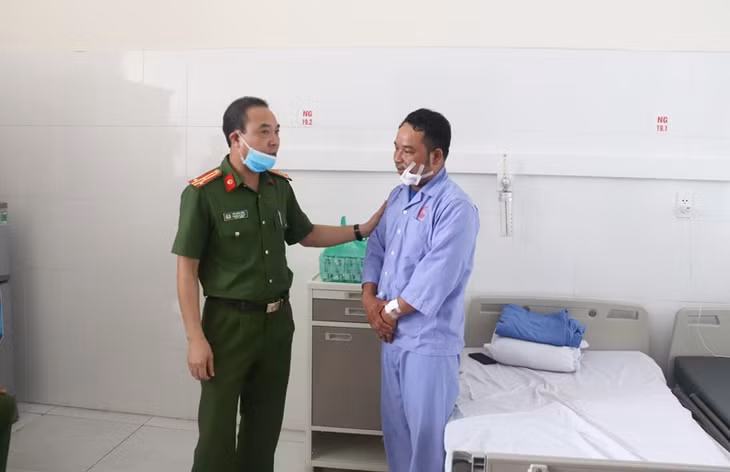 Đồng chí Thượng tá Vũ Xuân Lịch thăm hỏi động viên đ.c Công an viên bán chuyên trách bị thương trong quá trình khống chế đối tượng.