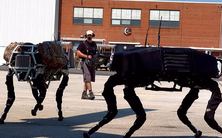Robot BigDog, một trong những ứng dụng AI hàng đầu ở Mỹ. Ảnh: Thủy quân lục chiến Mỹ.