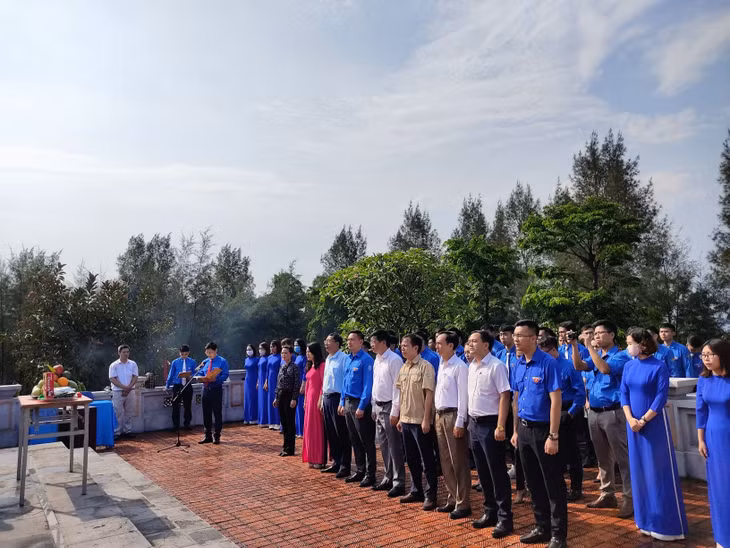 Dâng hương báo công tại khu di tích Bác Hồ về thăm mỏ Đèo Nai
