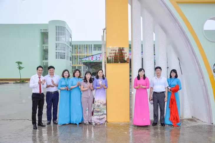 Lễ gắn biển công trình tại Trường Mầm non Ninh Dương, phường Ninh Dương.
