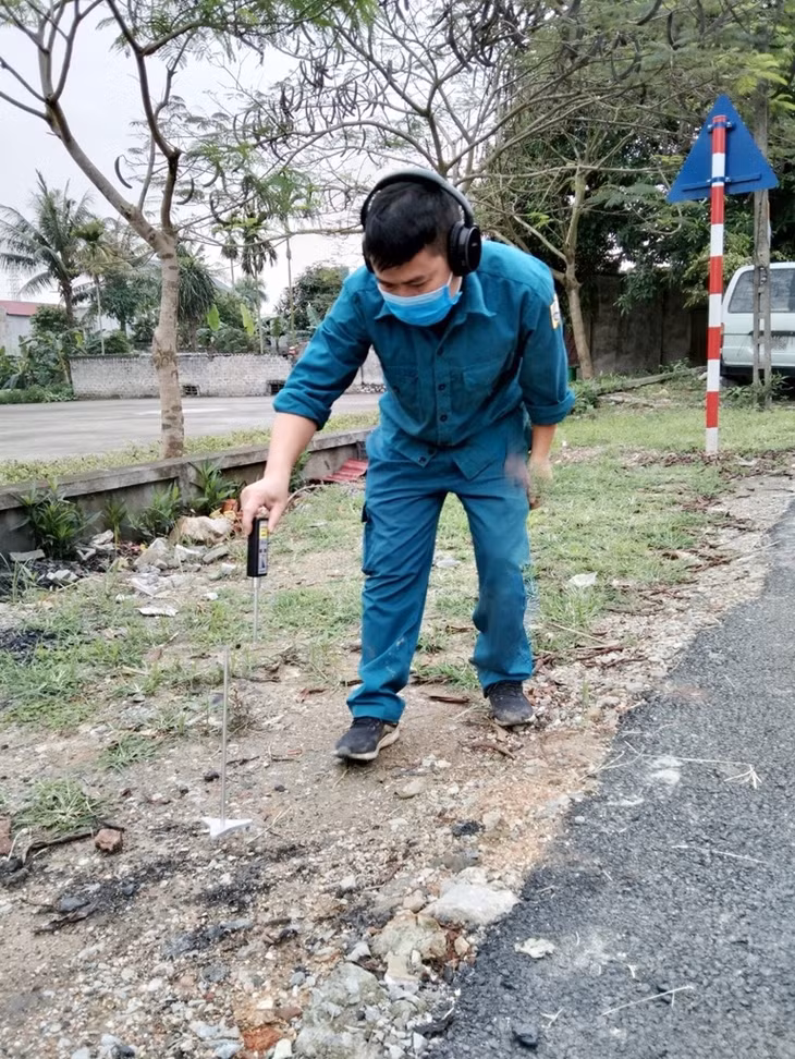  Công nhân Xí nghiệp nước Đông Triều sử dụng thiết bị nghe rò rỉ tại những tuyến ống có nguy cơ gây rò rỉ.