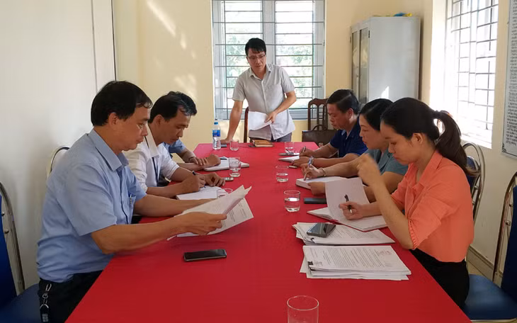 Cơ quan Tổ chức - Nội vụ huyện Vân Đồn tiến hành quy trình công tác cán bộ phục vụ Đại hội Đảng bộ xã Hạ Long, nhiệm kỳ 2020-2025, ngày 7/8/2019.