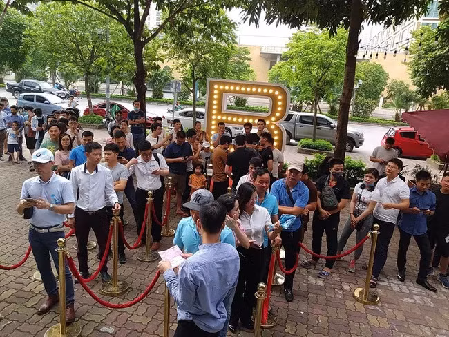 Hàng dài người xếp hàng chờ trước cửa hàng Bphone Store trong ngày đầu mở bán Bphone B86. (Ảnh: Hàng Việt Chất Lượng)