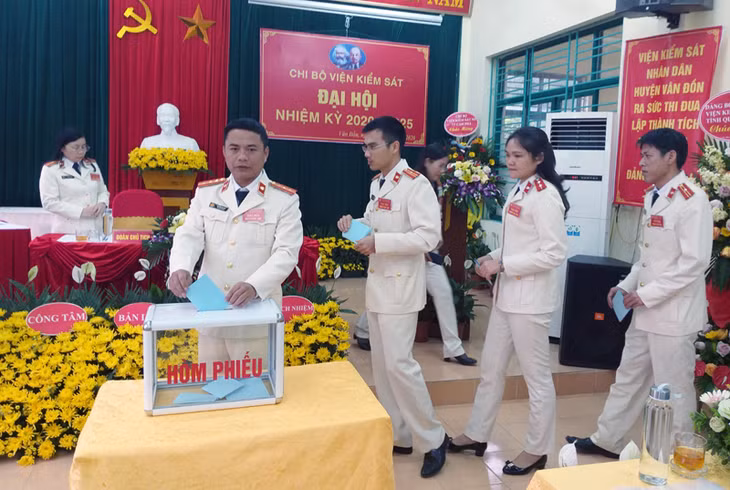 Chi bộ Viện Kiểm sát Nhân dân huyện Vân Đồn được Đảng bộ huyện chọn tiến hành Đại hội điểm nhiệm kỳ 2020-2025, ngày 11/3/2020.