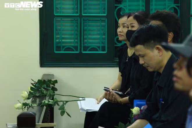 Người nhà nạn nhân mang hoa trắng tưởng nhớ cháu bé.