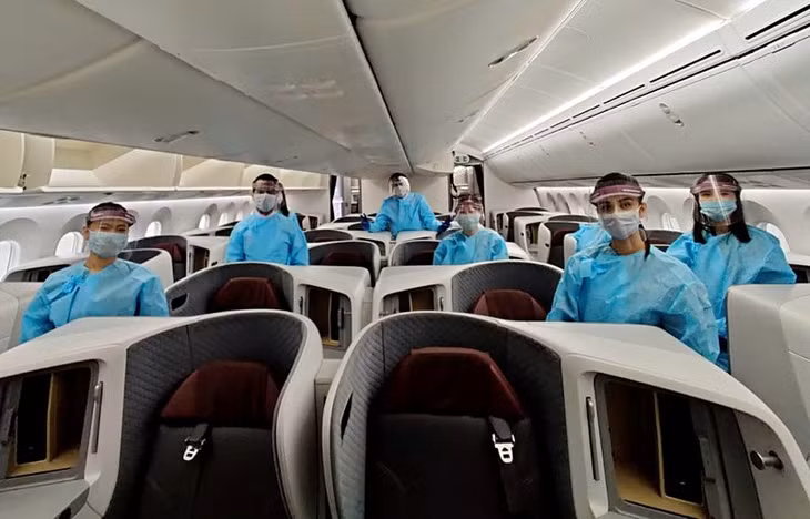 Tiếp viên của hãng Vistara trên chuyến bay từ New Delhi tới Kolkata phải mặc đồ bảo hộ (ANI)