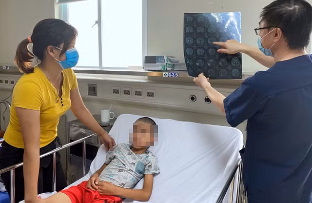 Sau 10 ngày điều trị tại BV Nhi TW về viêm não, bé trai ở Hải Dương đã có thể xuất viện song vẫn còn di chứng yếu một nửa người.
