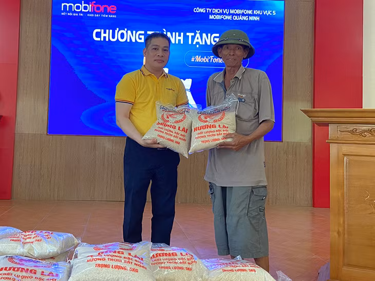 Lãnh đạo Mobifone Quảng Ninh tặng gạo cho hộ nghèo trên địa bàn xã Lê Lợi, TP Hạ Long.
