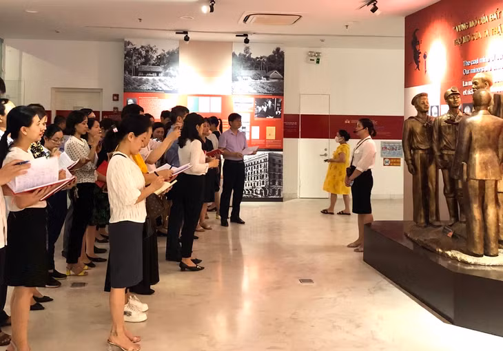 Đảng viên Đảng bộ Sở đã được nghe hướng dẫn viên của Bảo Tàng tỉnh giới thiệu về Bác Hồ trong những lần về thăm Quảng Ninh.