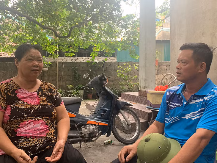 Ông Đặng Đình Ninh, Bí thư Chi bộ, Trưởng khu 5 đang ngồi nói chuyện lắng nghe phản ảnh của bà Lâm Thị Hậu.