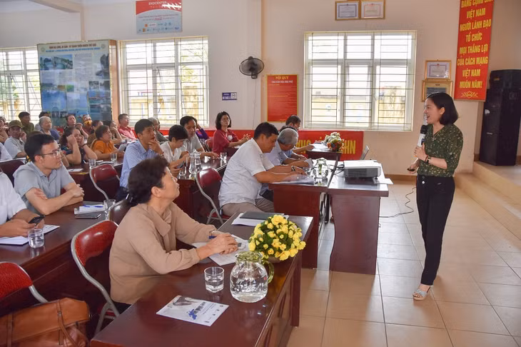 Các hộ dân lắng nghe cán bộ tư vấn dự án giải thích về mô hình triển khai tại địa bàn phường Hà Phong.