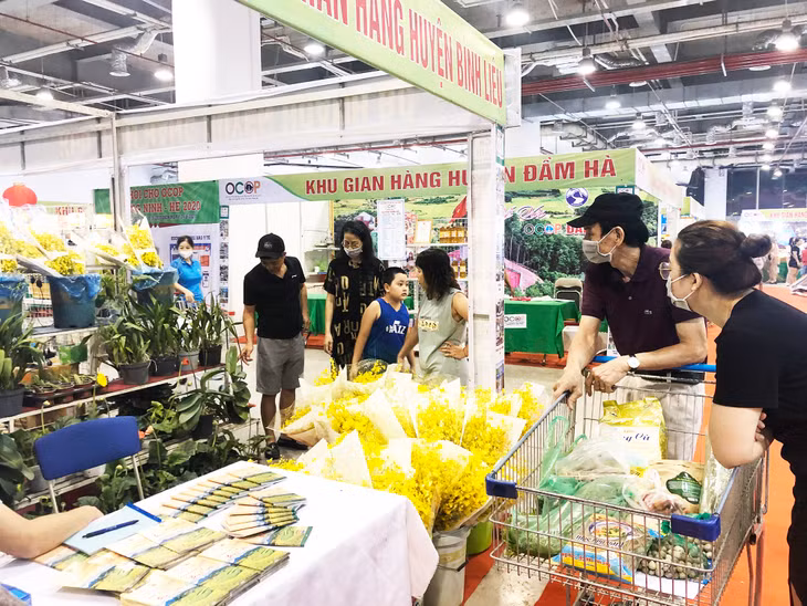 Các gian hàng bày bán sản phẩm OCOP luôn tấp nập người mua hàng.