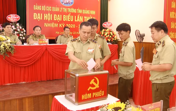 Đại biểu bỏ phiếu bầu Ban Chấp hành Đảng bộ Cục Quản lý thị trường nhiệm kỳ 2020-20215