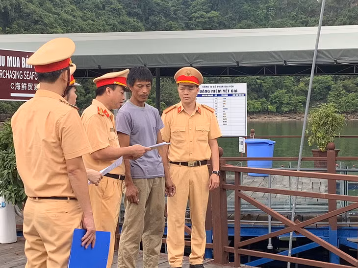 Cán bộ Phòng CSGT đường thủy Công an tỉnh kiểm tra hành chính chủ doanh nghiệp kinh doanh dịch vụ trên Vịnh Hạ Long. 
