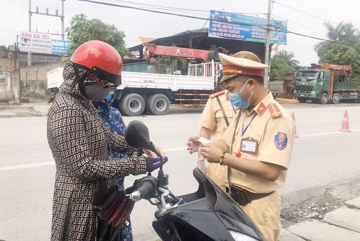 Lực lượng CSGT TX Đông Triều kiếm tra tra phương tiện giao thông cơ giới đường bộ, xử lý vi phạm để bảo đảm trật tự an toàn giao thông