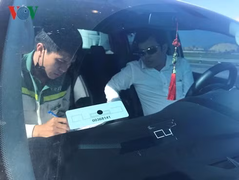 Mỗi xe ô tô đến điểm dán thẻ tự động mất khoảng 30 phút để nhân viên kiểm tra và dán thẻ E-tag xong.