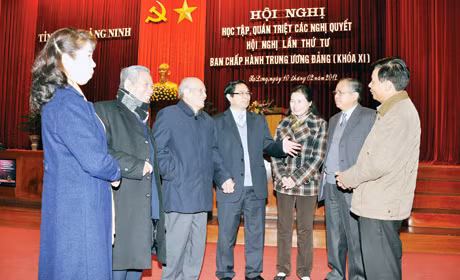 Các đồng chí lãnh đạo tỉnh gặp mặt, trò chuyện với các lão thành cách mạng và nguyên lãnh đạo tỉnh tại hội nghị Học tập quán triệt các nghị quyết Hội nghị lần thứ tư, BCH T.Ư Đảng (Khoá XI). 