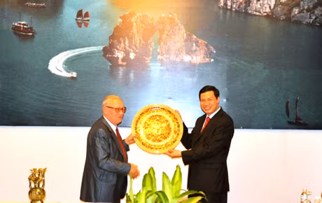 đồng chí Oplazhko V.N, Bí thư Ban Chấp hành Trung Ương Đảng Cộng sản Ucraina và đoàn đại biểu Đảng Cộng sản Ucraina cũng có món quà lưu niệm gửi tặng tỉnh Quảng Ninh.