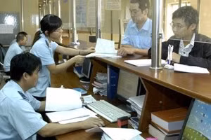 Nhiều doanh nghiệp vẫn phàn nàn về thủ tục hành chính thuế, hải quan phiền hà (Ảnh: TTXVN)