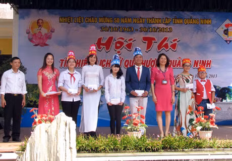 Ban tổ chức trao giải cho các đội thi.