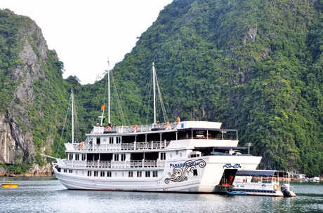 Du thuyền trên Vịnh Hạ Long. Ảnh: Thu Hương
