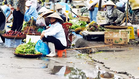 Vỉa hè, lòng đường khu vực chợ tạm (chợ 4) bị chiếm dụng để làm nơi buôn bán gây ách tắc giao thông, mất mỹ quan đô thị.