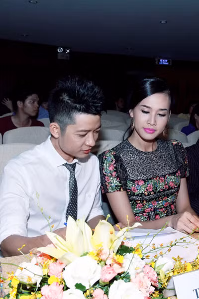 Nhà thiết kế Thuận Việt (trái) đồng hành cùng người đẹp để tìm ra những gương mặt sinh viên xuất sắc cho vòng Chung kết.