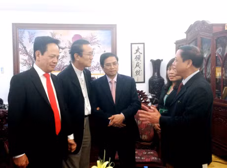 Lãnh đạo tỉnh trò chuyện với lãnh đạo Tập đoàn Amata (Thái Lan) và Tập đoàn Tuần Châu trong buổi UBND tỉnh ký kết thoả thuận hợp tác chiến lược với liên doanh tập đoàn ngày 19-10-2013.