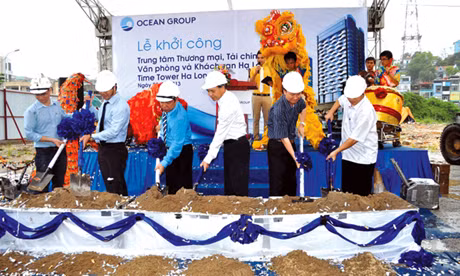 Phó Chủ tịch UBND tỉnh Nguyễn Văn Thành (thứ 3, phải sang) cùng các đại biểu động thổ xây dựng Trung tâm thương mại và Đại siêu thị BigC Hạ Long (ngày 21-5-2013).
