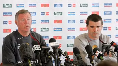 Roy Keane (phải) chẳng bận tâm tới những gì mà Sir Alex đã nói về anh