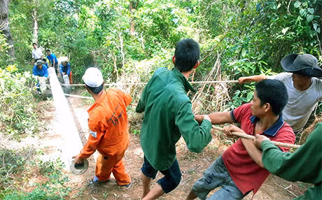 Thi công tuyến đường dây 22kV trên xã Đồng Tiến, huyện đảo Cô Tô.