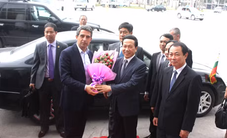 Đồng chí Nguyễn Văn Thành, Phó Chủ tịch UBND tỉnh tặng cho Ngài Rosen Plevneliev.