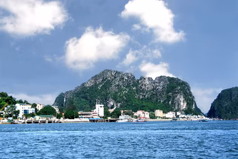 Núi Bài Thơ nhìn từ vịnh Hạ Long. Ảnh: dulichhalong