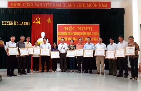 Huyện uỷ Ba Chẽ biểu dương và tặng giấy khen cho các tổ chức cơ sở Đảng đạt TSVM tiêu biểu 3 năm liền (2010-2012).