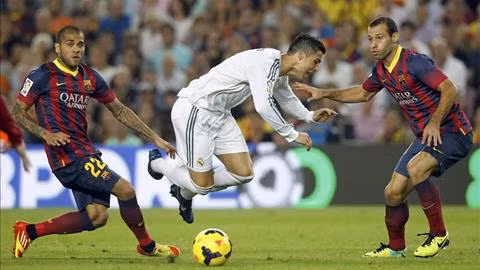 Ronaldo bị cầu thủ Barca chăm bẵm rất kỹ lưỡng