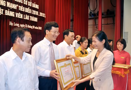 Đông Triều có 4 tổ chức cơ sở Đảng được biểu dương tại Hội nghị Biểu dương tổ chức cơ sở Đảng trong sạch, vững mạnh tiêu biểu (2010-2012), ngày 15-10-2013. Trong ảnh: Đồng chí Đỗ Thị Hoàng, Phó Bí thư Thường trực Tỉnh uỷ trao Bằng khen cho Bí thư Đảng bộ khối Dân Đảng của Đông Triều trong Hội nghị Biểu dương tổ chức cơ sở Đảng trong sạch, vững mạnh tiêu biểu (2010-2012), ngày 15-10-2013. Ảnh: Ngọc Hà