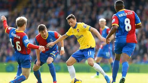 Mesut Oezil (áo vàng) có 1 trận đấu nhạt nhòa