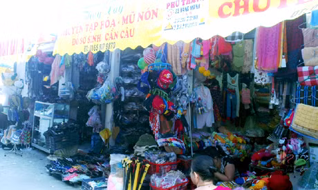 Nhiều khu vực kinh doanh trong chợ đều sử dụng mái quay tiện dụng, hạn chế nguy cơ bắt cháy.