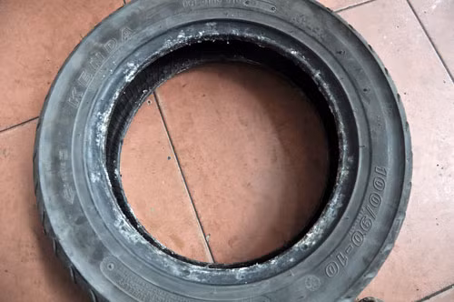 Lốp bị rỗ do dùng keo tự vá.