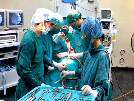 Phẫu thuật nội soi cột sống tại Bệnh viện Bãi Cháy.