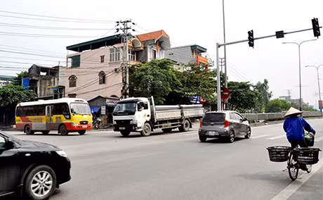 Đèn tín hiệu giao thông tại ngã ba Cầu Trắng đã được trang bị nhưng chưa hoạt động lần nào.