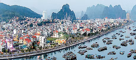 Với việc hoàn thành các dự án tuyến đường bao biển Lán Bè - Cột Đồng Hồ và dự án đường ô tô bao núi Bài Thơ phía biển (TP Hạ Long) đã hình thành con đường bao biển dài trên 2km bên bờ Vịnh Hạ Long. Ảnh: Khánh Giang
