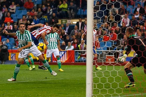 Pha bay người đánh đầu ghi bàn rất đẹp mắt của David Villa.