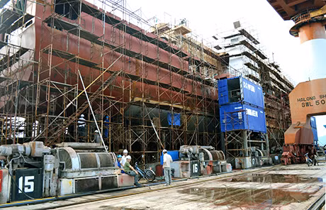 Do sản xuất kinh doanh gặp nhiều khó khăn, thời gian qua Công ty Đóng tàu Hạ Long (Vinashin) nợ BHXH lên tới vài chục triệu đồng.