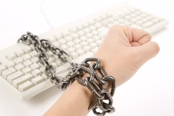 Triệu chứng: Liên tục sử dụng Internet mặc ảnh hưởng không tốt đến sức khỏe.